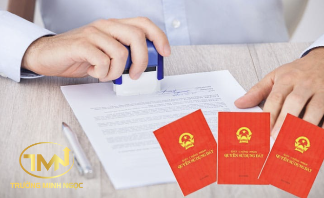 Đối tượng nào sẽ bị phạt khi chậm sang tên sổ đỏ? (Ảnh minh hoạ)