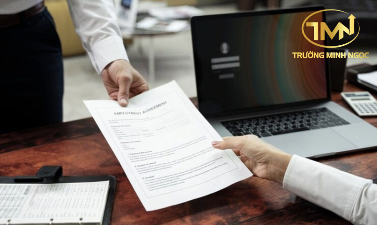 Làm giả hồ sơ xin việc, người lao động sẽ bị xử lý như thế nào? (Ảnh minh hoạ)