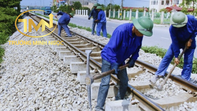 Việc xử lý đối với công trình đường sắt có dấu hiệu nguy hiểm, không đảm bảo an toàn cho khai thác, sử dụng được quy định như nào? (Ảnh minh hoạ)