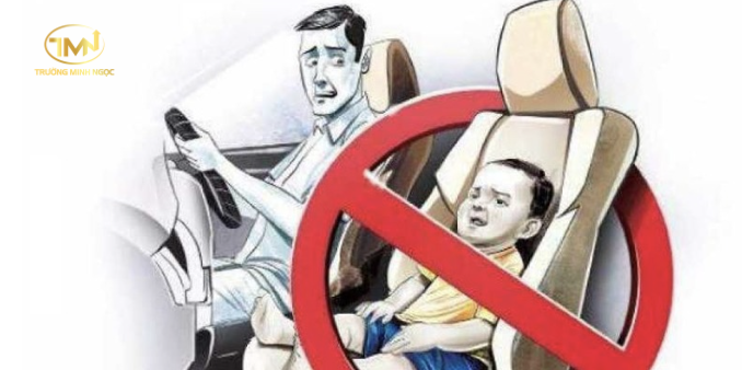 Không được cho trẻ em dưới 10 tuổi và chiều cao dưới 1,35 mét ngồi cùng hàng ghế tài xế (Ảnh minh hoạ)