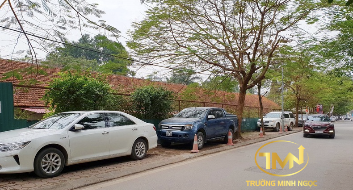 Mức phạt đối với lỗi đậu xe ô tô trên vỉa hè từ ngày 01/01/2025 (Ảnh minh hoạ)