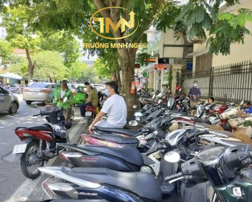 Mức phạt đối với lỗi đậu xe máy trên vỉa hè từ ngày 01/01/2025 (Ảnh minh hoạ)