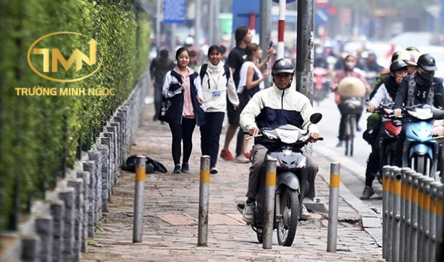Mức phạt đối với lỗi đi xe máy trên vỉa hè từ ngày 01/01/2025 (Ảnh minh hoạ)