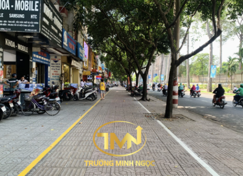 Người điều khiển xe máy chỉ được dừng, đỗ xe ở phía nào của vỉa hè? (Ảnh minh hoạ)