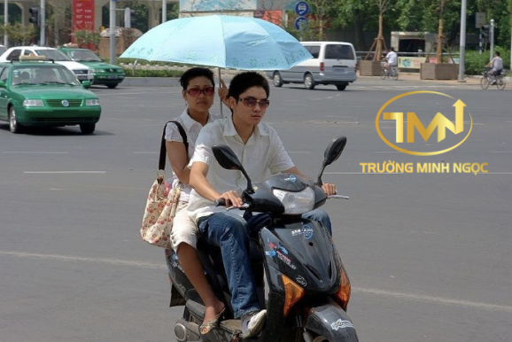Các hành vi bị cấm thực hiện đối với người được chở trên xe máy từ ngày 01/01/2025 (Ảnh minh hoạ)