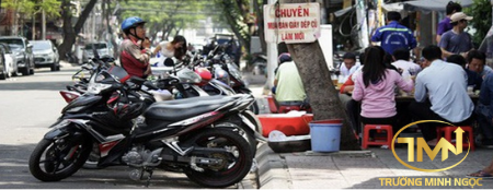Mức xử phạt đối với hành vi đỗ xe máy dưới lòng đường gây cản trở giao thông từ ngày 01/01/2025 (Ảnh minh hoạ)