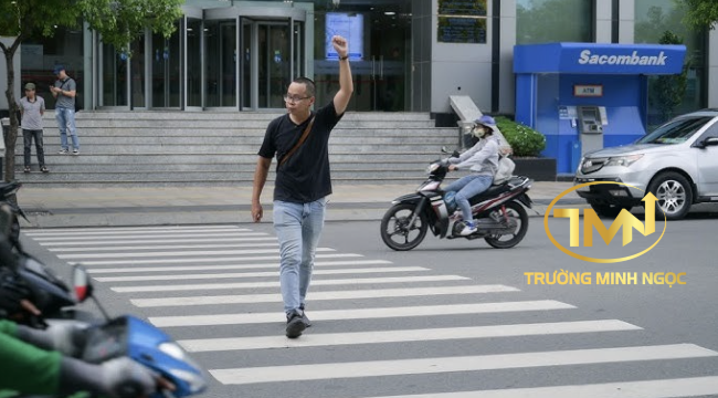 Từ ngày 01/01/2025, người đi bộ sang đường có bắt buộc phải vẫy tay để báo hiệu không? (Ảnh minh hoạ)