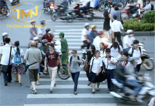 Người đi bộ phải tuân thủ theo những quy định nào từ ngày 01/01/2025? (Ảnh minh hoạ)