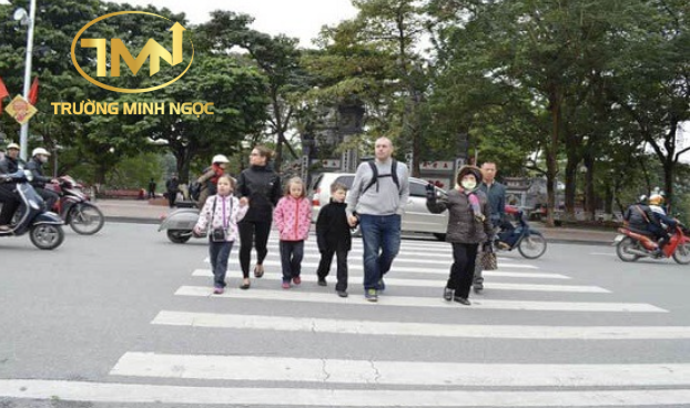 Có cần nhường đường cho người đi bộ ở nơi không có vạch kẻ cho người đi bộ?