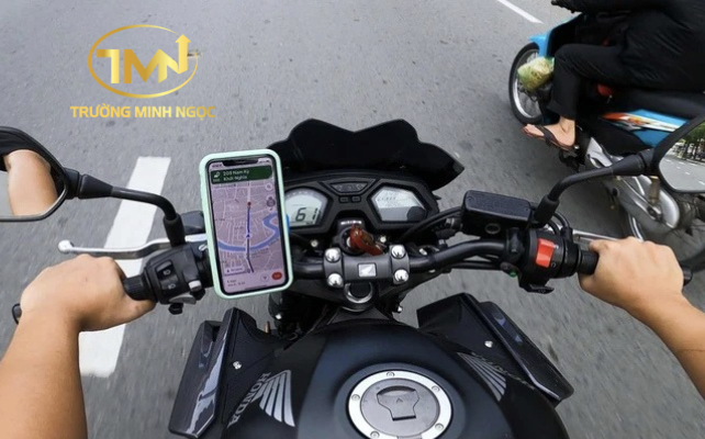 Từ ngày 01/01/2025, gắn điện thoại để xem bản đồ khi lái xe có bị phạt không? (Ảnh minh hoạ)