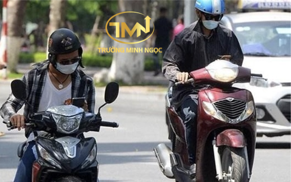 Mức phạt lỗi cầm và sử dụng điện thoại khi lái xe máy từ ngày 01/01/2025 là bao nhiêu? (Ảnh minh hoạ)