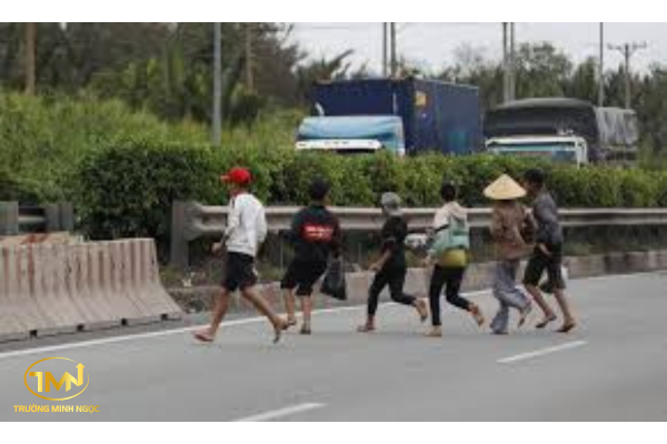 Đi bộ vào đường cao tốc có bị phạt hay không từ năm 2025?